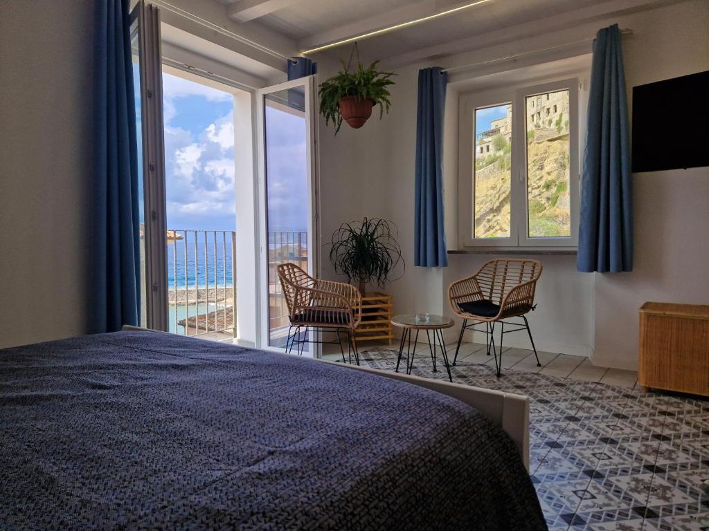 1 dormitorio con cama y vistas al océano en Casa Vacanze Penelope, en Pizzo