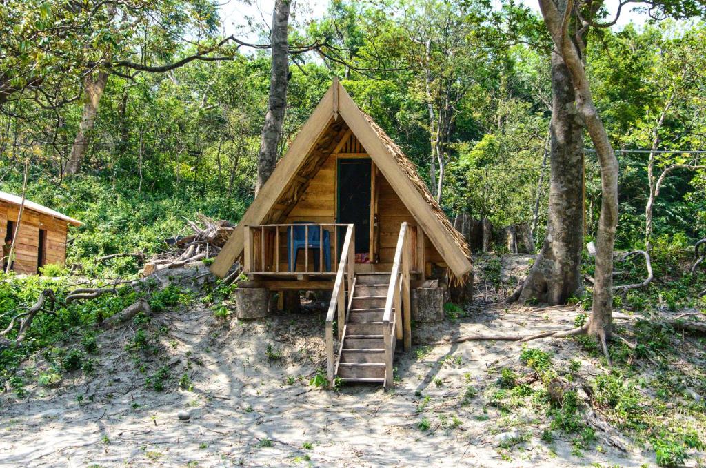 eine Hütte im Wald mit einer Treppe, die dorthin führt in der Unterkunft Beyond Brahmaputra & Eagles Nest 