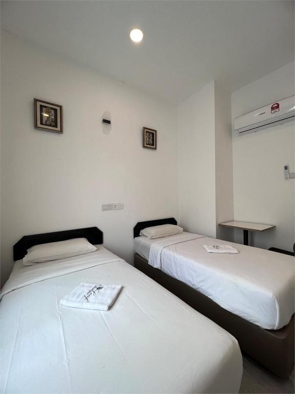 Postel nebo postele na pokoji v ubytování Srg Indira Hotel