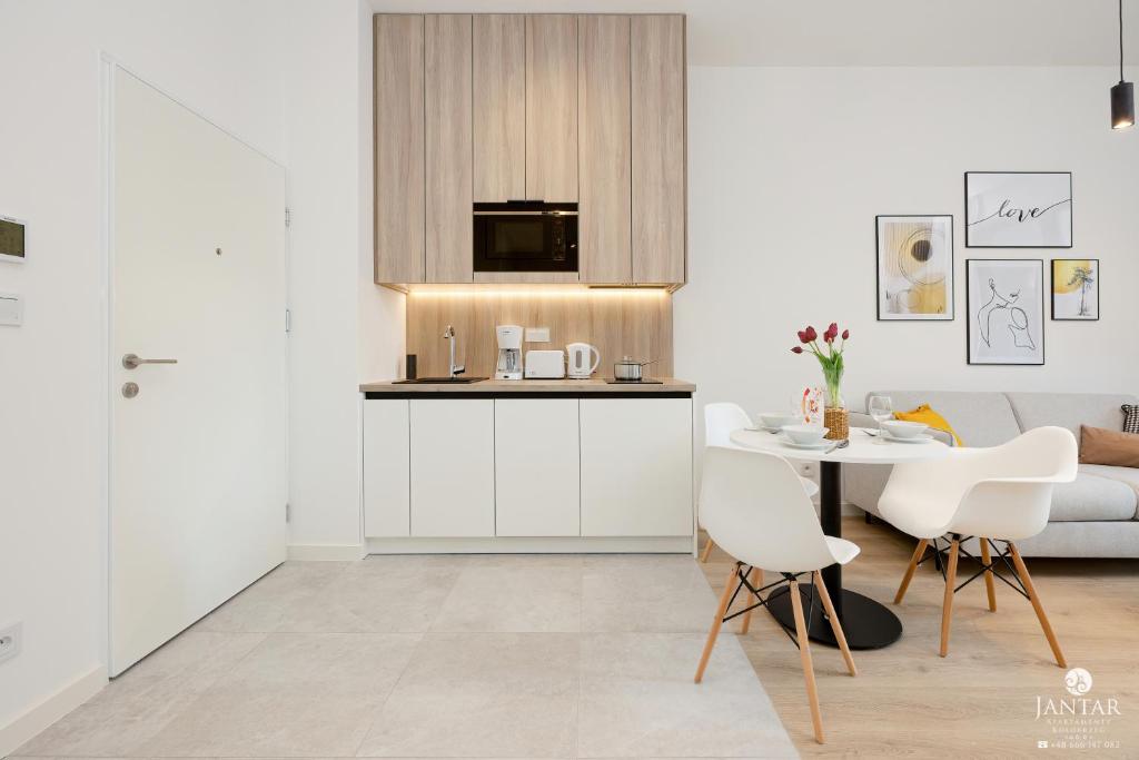 Kuchyňa alebo kuchynka v ubytovaní Shellter Apartments 117 Ł - by Jantar Apartamenty