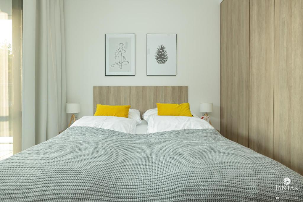 Posteľ alebo postele v izbe v ubytovaní Shellter Apartments 117 Ł - by Jantar Apartamenty