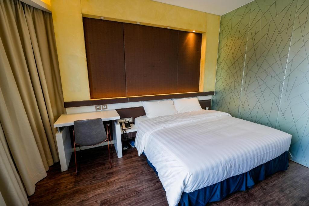 Uma cama ou camas num quarto em Epoch Hotel