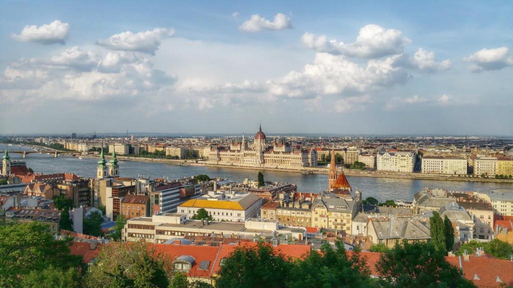Nespecifikovaný výhled na destinaci Budapešť nebo výhled na město při pohledu z apartmánu