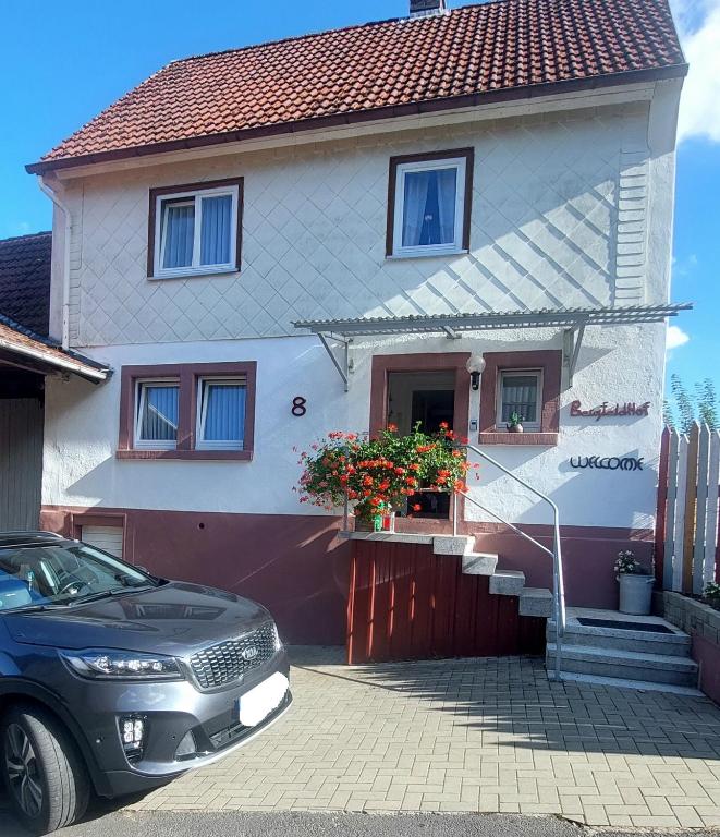 a car parked in front of a house at Bergfeldhof in Haingrund