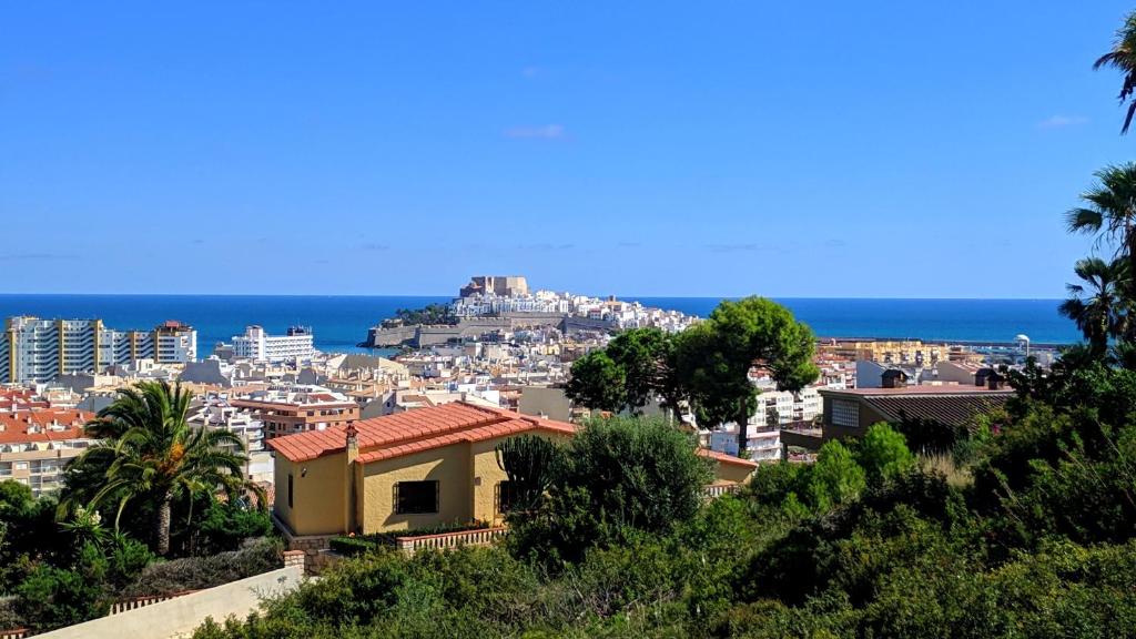 a view of a city with the ocean in the background at Blu Mare apartment in Peñíscola