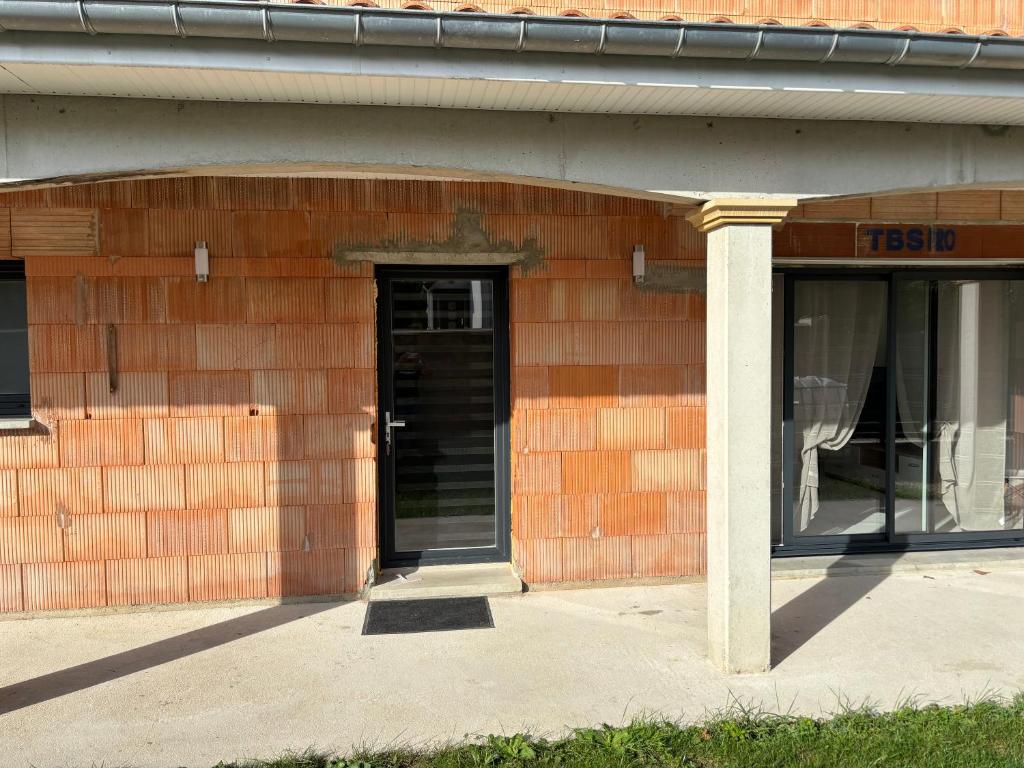 ein Gebäude mit einer Tür und Fenstern darauf in der Unterkunft LG1 in Saint-Dizier