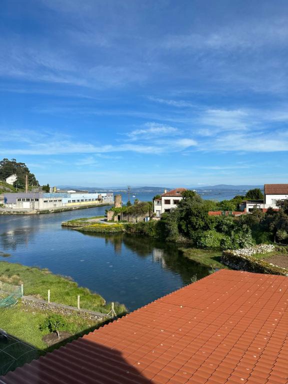 - une vue sur une rivière depuis le toit d'un bâtiment dans l'établissement Casa Ponte Maria, à Pobra do Caramiñal