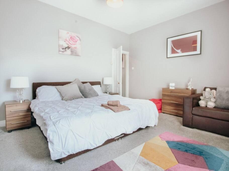 哈利法克斯的住宿－Halifax Town House - Cosy - Sleeps 5，卧室配有一张白色大床和地毯。
