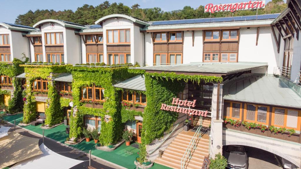 ショプロンにあるRosengarten Hotel & Restaurantのツタの木の横にあるホテル