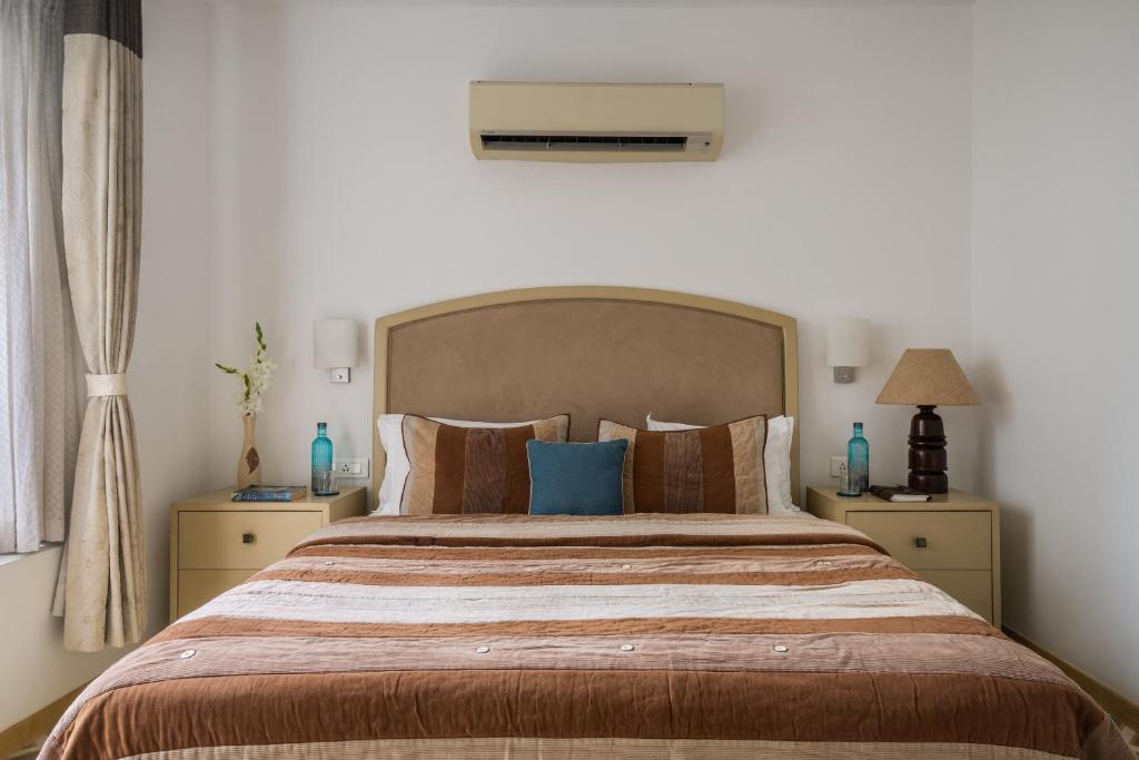 Postel nebo postele na pokoji v ubytování La Mer Apartments - 10 mins drive to Candolim beach - 20 mins from Panjim