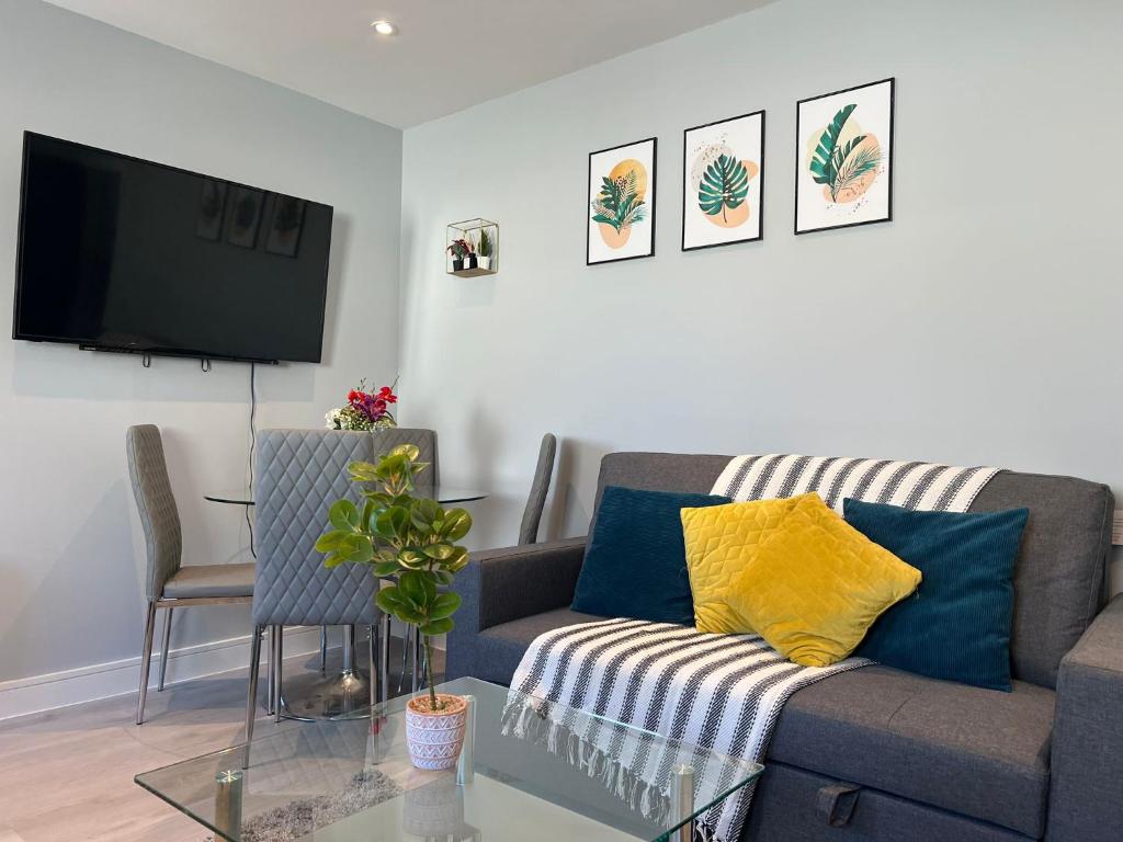 sala de estar con sofá y TV en NEW Modern Flat! Monthly Discount! Near City Centre, en Cardiff