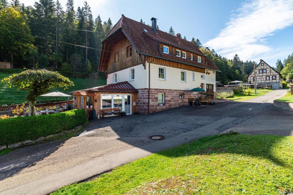 una casa grande con una entrada delante de ella en Schwarzwaldhaus Zwink en Enzklösterle