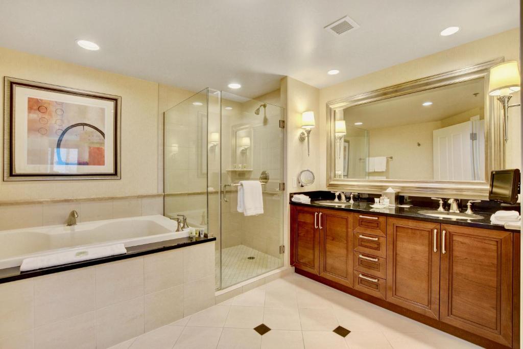 No Resort Fee - Balcony Strip Views, Pools & Parking photo