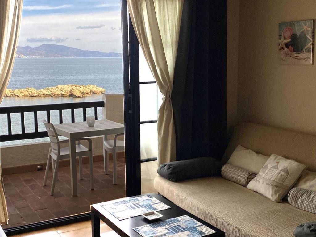 sala de estar con vistas al océano en Maravilloso apartamento PRIMERA LINEA DE MAR en L'Escala