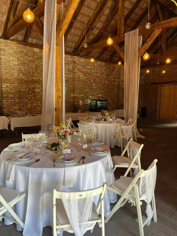 A restaurant or other place to eat at Penzion POSADA