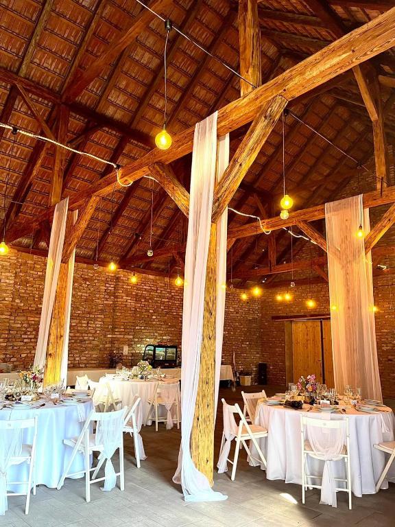 A restaurant or other place to eat at Penzion POSADA