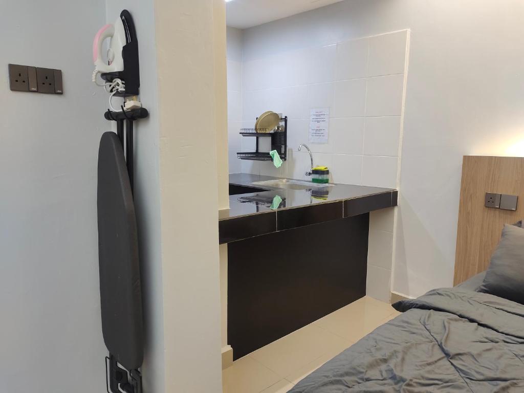 TV a/nebo společenská místnost v ubytování Hanan Studio Apartment with Pool, Wifi & Netflix