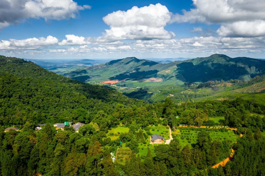 una vista aerea di una valle in montagna di Kuhestan Farm Cottages a Haenertsburg