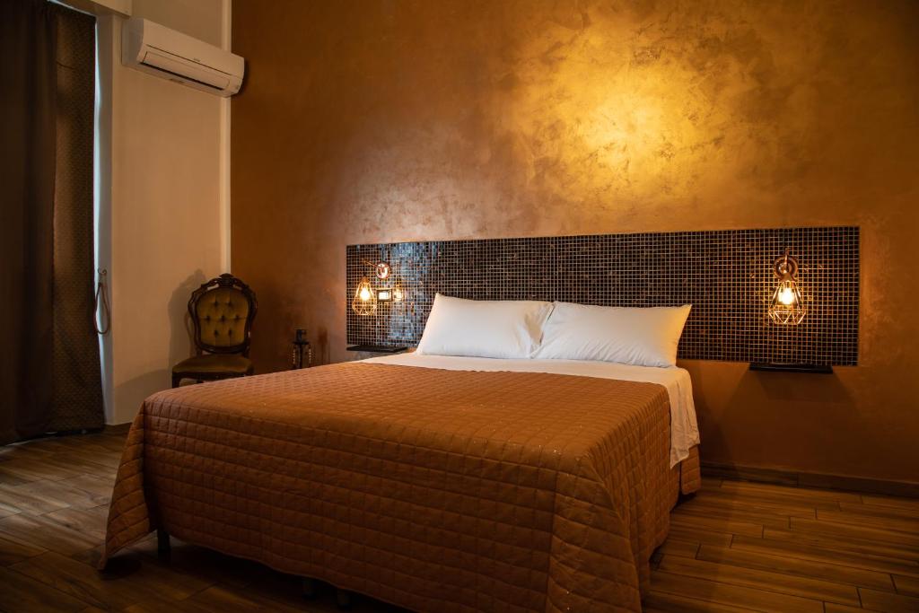 een slaapkamer met een groot bed in een kamer bij Cairóly Rooms' in Termoli