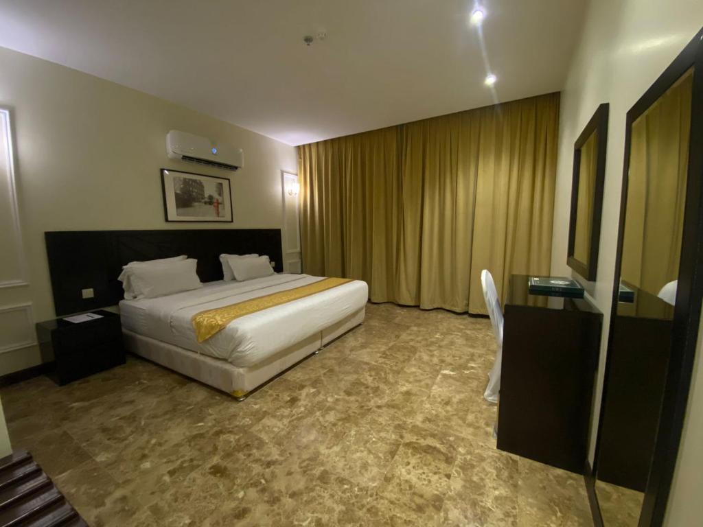 Postel nebo postele na pokoji v ubytování Rollins Hotel