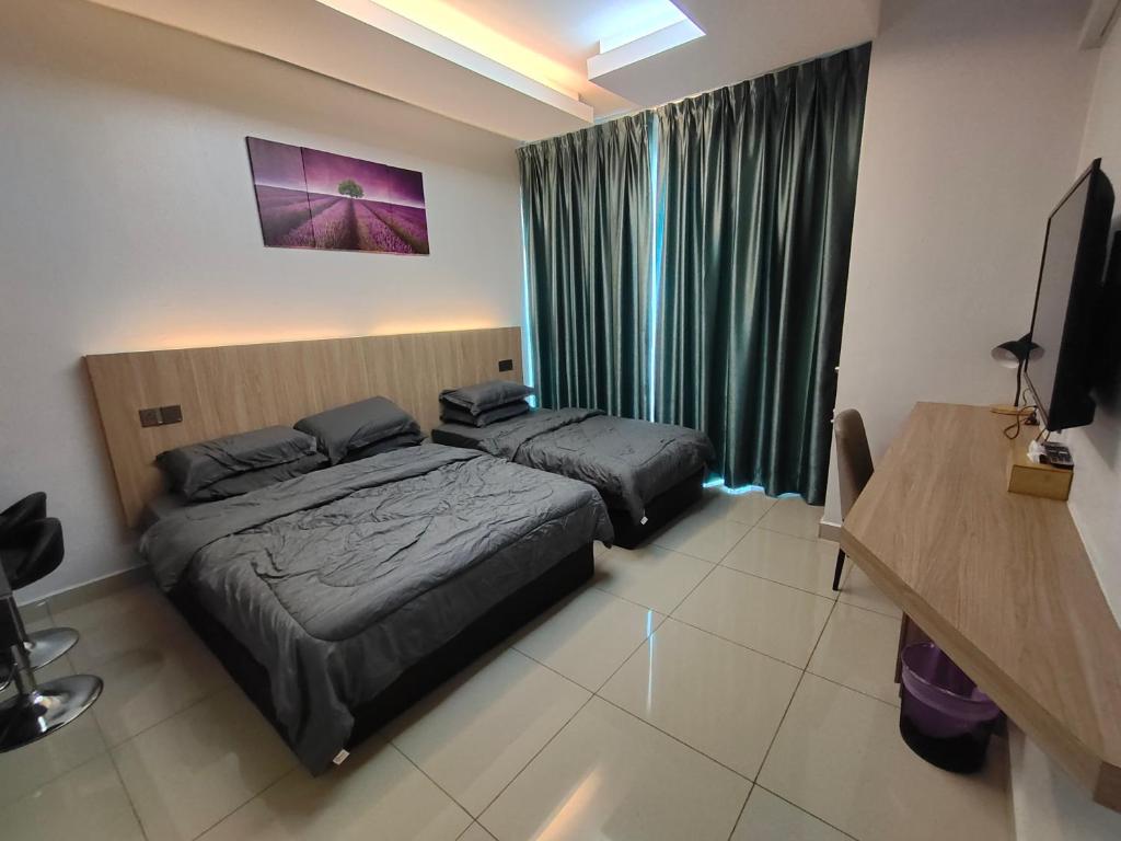 una camera con due letti e una finestra con tende verdi di Alish Studio Apartment with Pool, Netflix, Wifi a Gua Musang