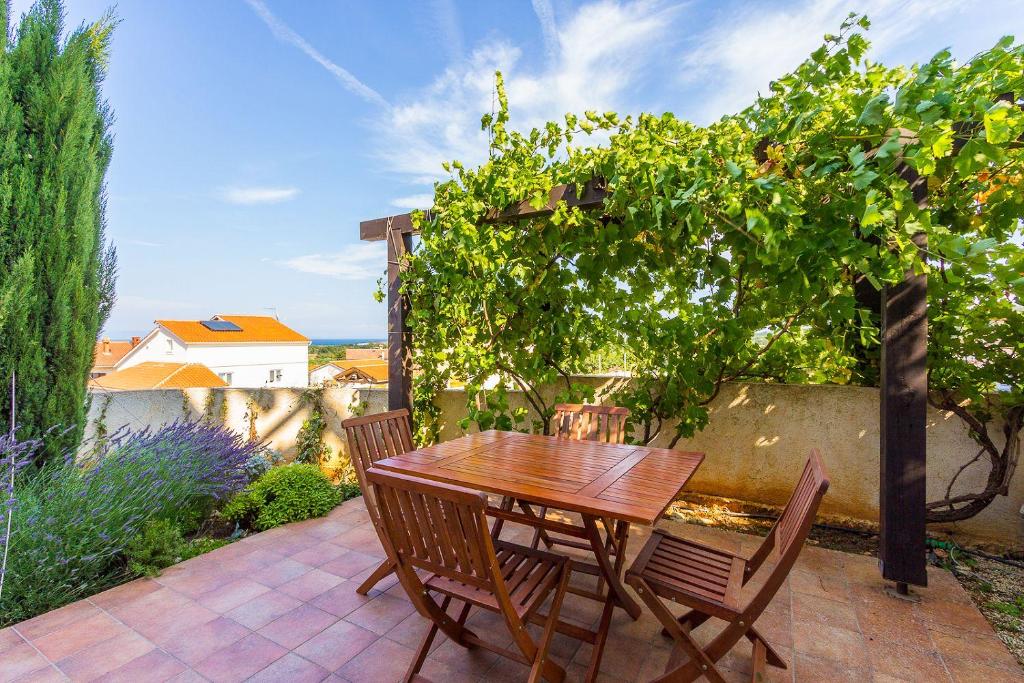 Fotografie z fotogalerie ubytování Appartement mit Meerblick, Terrasse, Klima, WLAN, Parkplatz und nur knapp 900 Meter vom kristallklaren Meer entfernt v destinaci Ližnjan