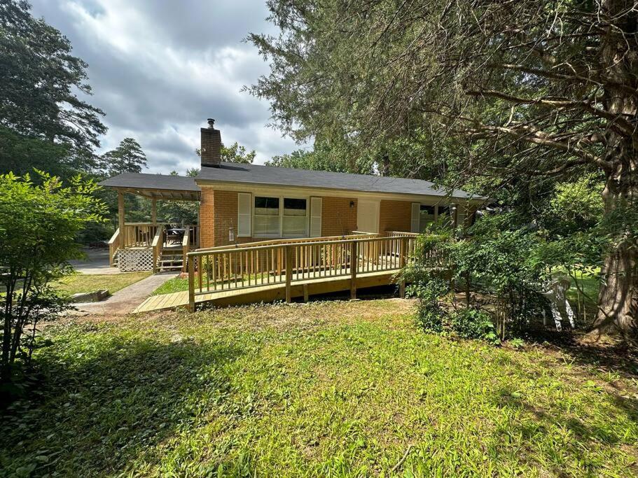 Casa con porche grande y terraza en Babcia's Lake House, en Columbia