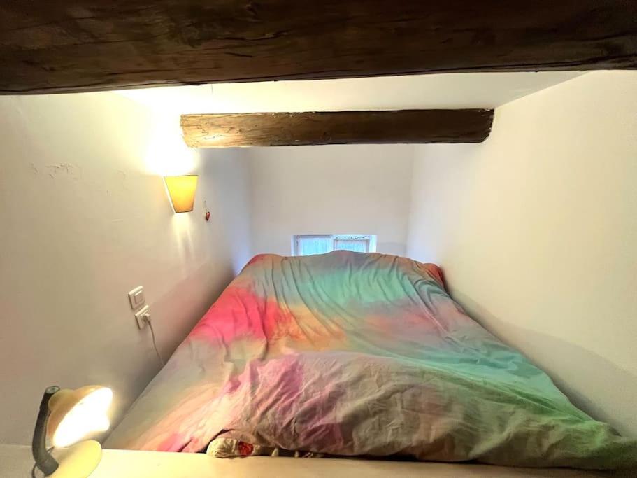 馬賽的住宿－Studio atypique Camas，一张床上,床上有五颜六色的毯子