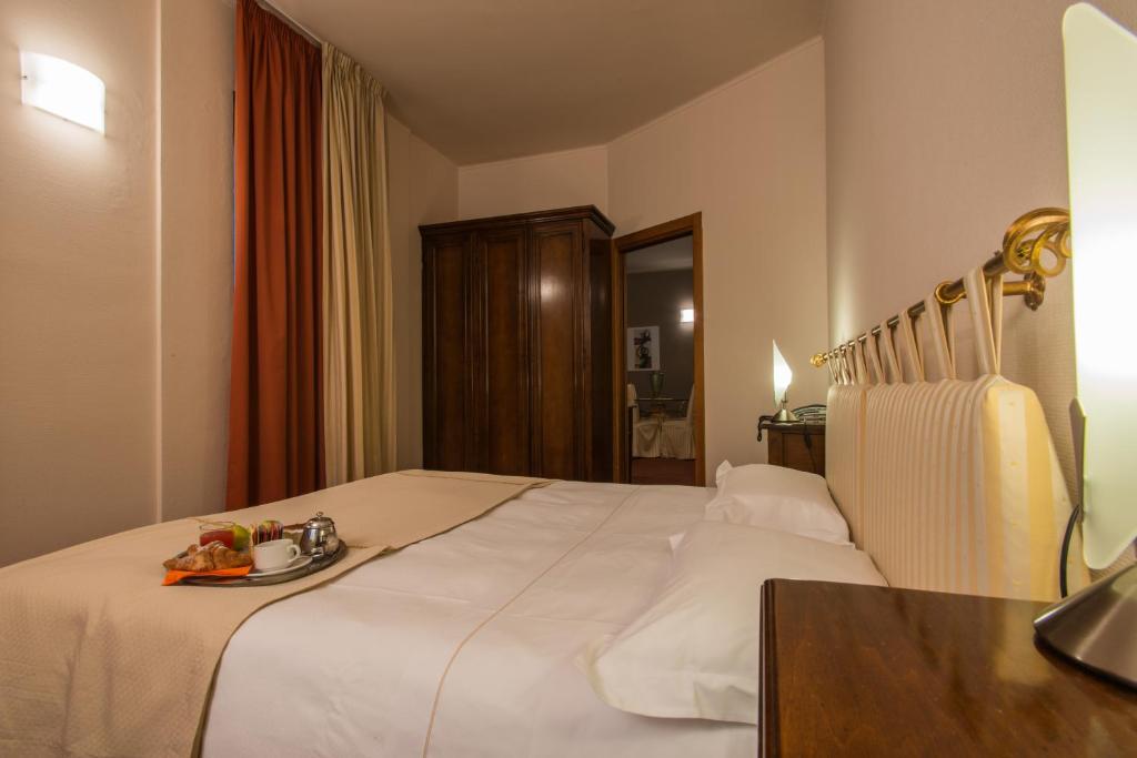 Postel nebo postele na pokoji v ubytování Hotel Lux