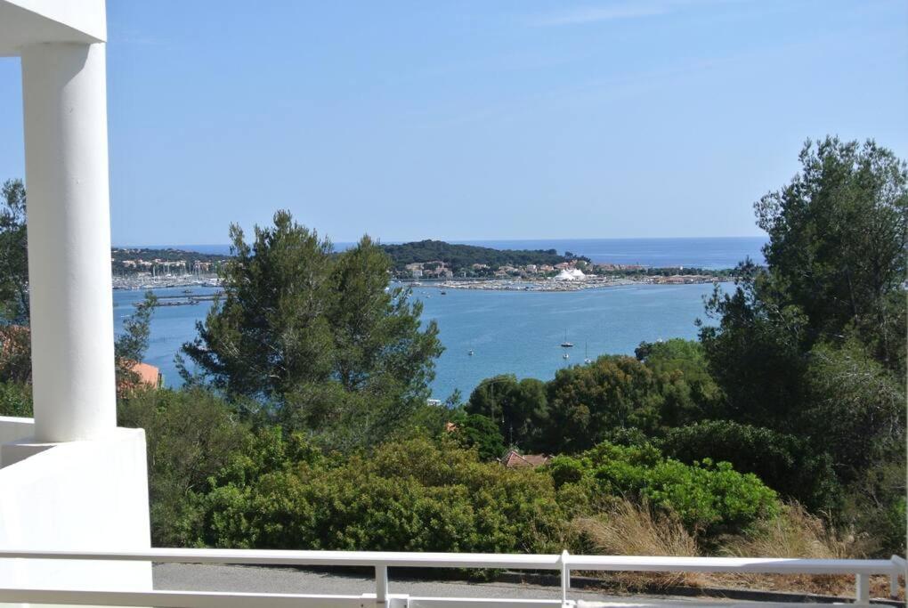 une vue sur l'océan depuis le balcon d'une maison dans l'établissement Casa del mare - magnifique appartement vue mer, à La Seyne-sur-Mer