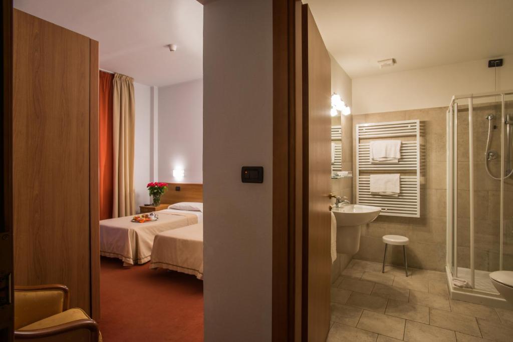 Koupelna v ubytování Hotel Lux