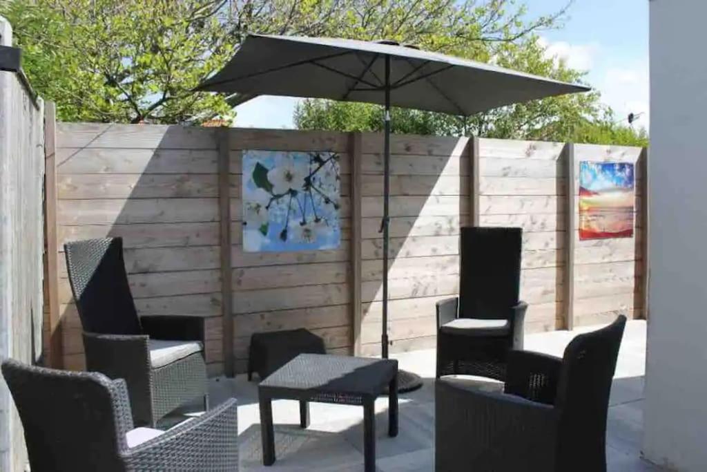 Ruang duduk di Knus vakantiehuis 100m van het strand (privé tuin)