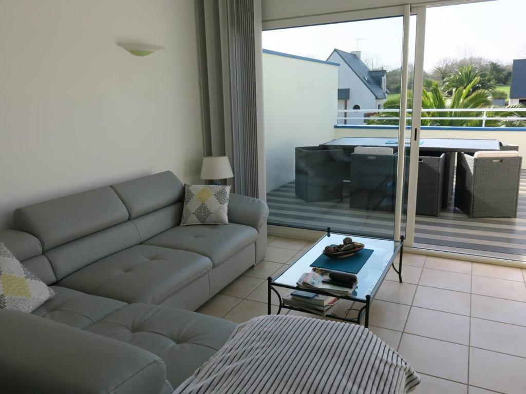 un salon avec un canapé et une table dans l'établissement Maison 3* à 350m de la mer, jardin sud, terrasse, 3 chambres, parking, vélos dispo à Trégastel - FR-1-368-289, à Trégastel