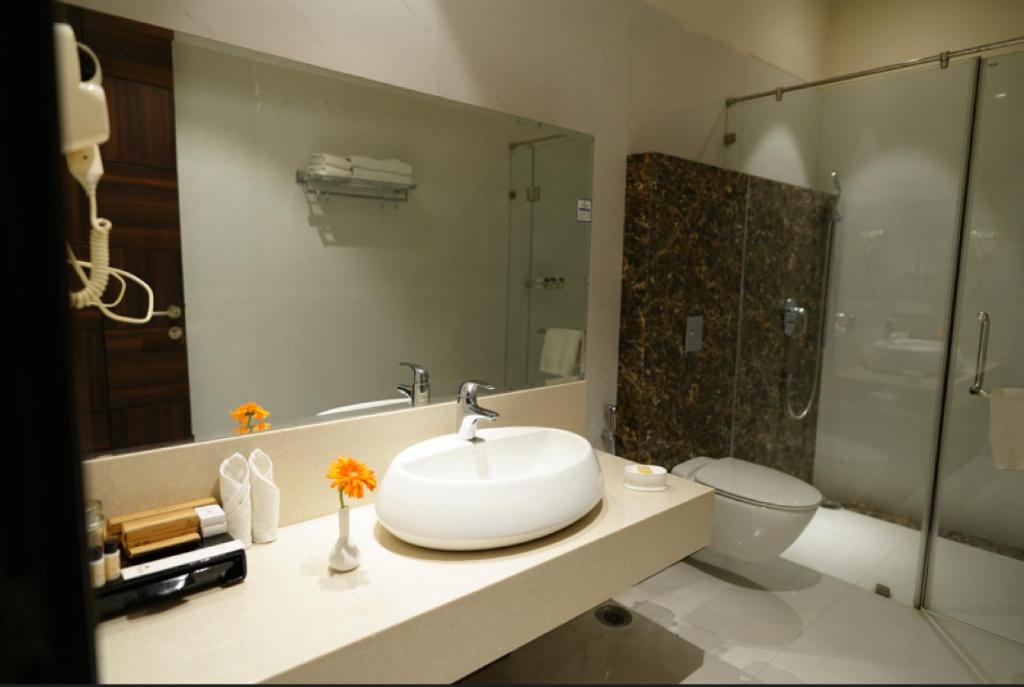 Koupelna v ubytování The Vivaan Hotel & Resorts Karnal
