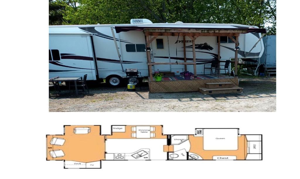 a floor and a plan of an rv at 40' RV Move in Ready in Jordan