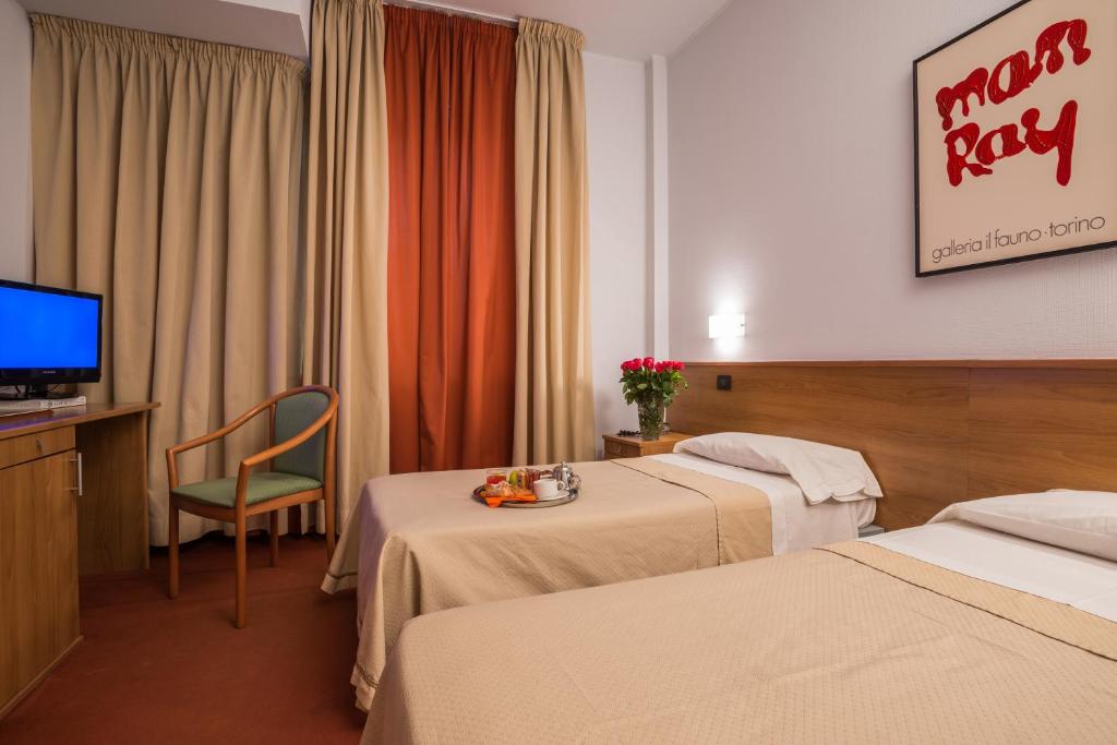 Postel nebo postele na pokoji v ubytování Hotel Lux