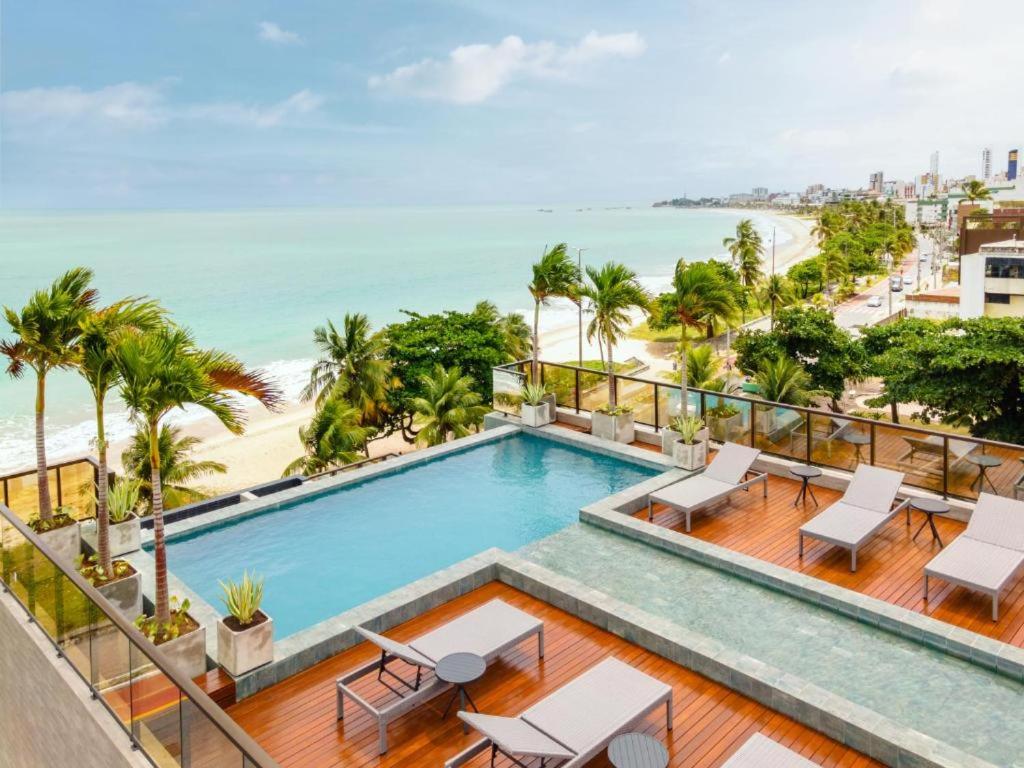 A piscina localizada em Flat ARPOAR Suítes Manaíra com vista para o mar ou nos arredores