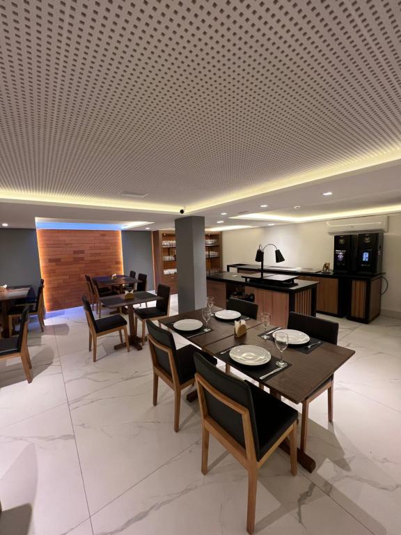 Um restaurante ou outro lugar para comer em Flat ARPOAR Suítes Manaíra com vista para o mar