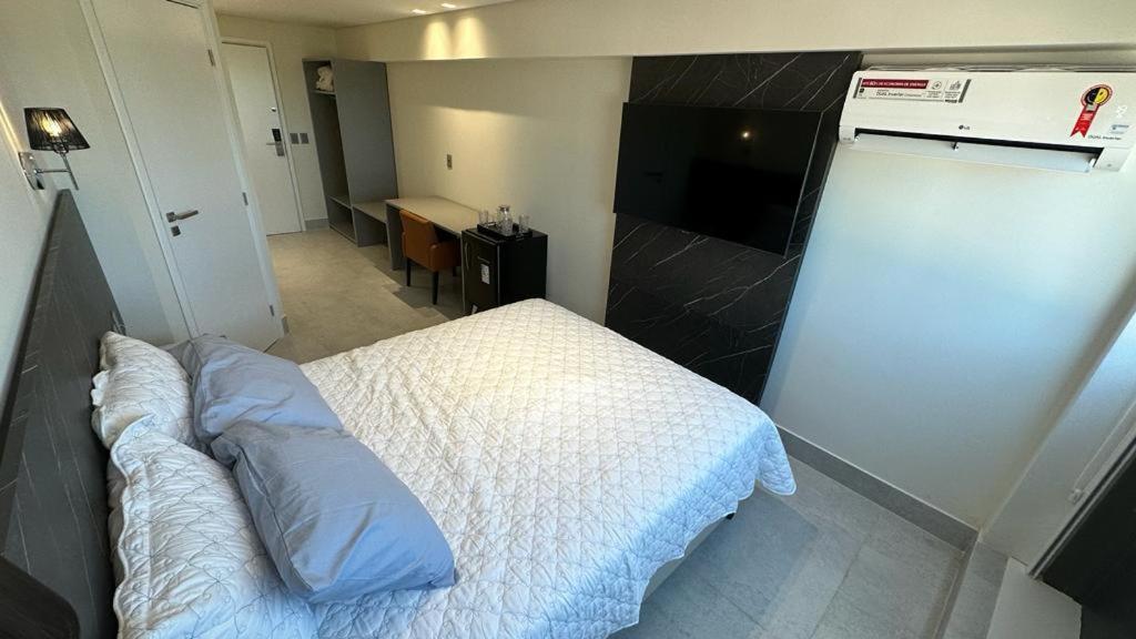 Cama ou camas em um quarto em Flat ARPOAR Suítes Manaíra com vista para o mar