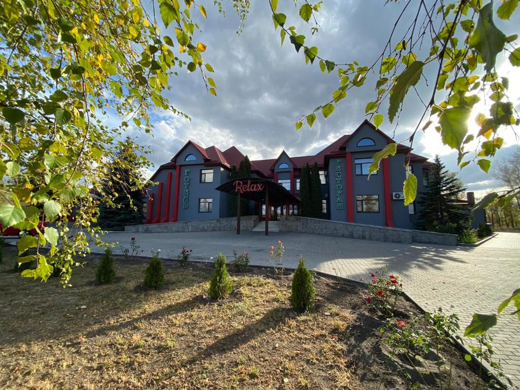 um edifício com casas coloridas num parque em ГРК РЕЛАКС em Pavlohrad