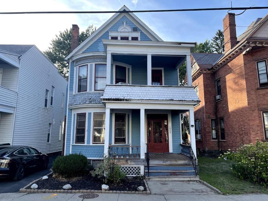 uma casa azul com uma porta vermelha numa rua em Large 2 Bed-Room Apt Across From Union College em Schenectady