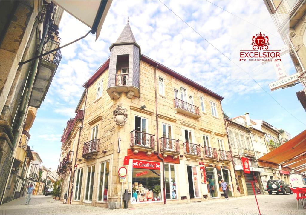 un edificio con una torre de reloj en una calle en Exclusivo no centro histórico, en Vila Real