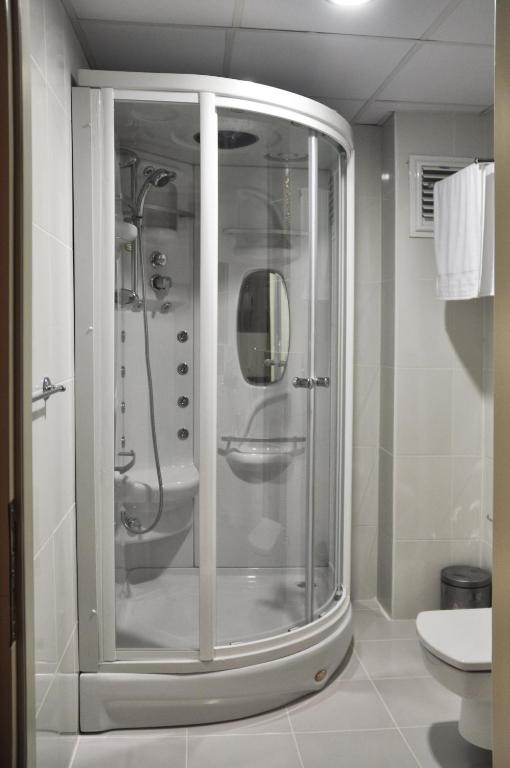 Gloria Tibi Hotel - Standard-Dreibettzimmer