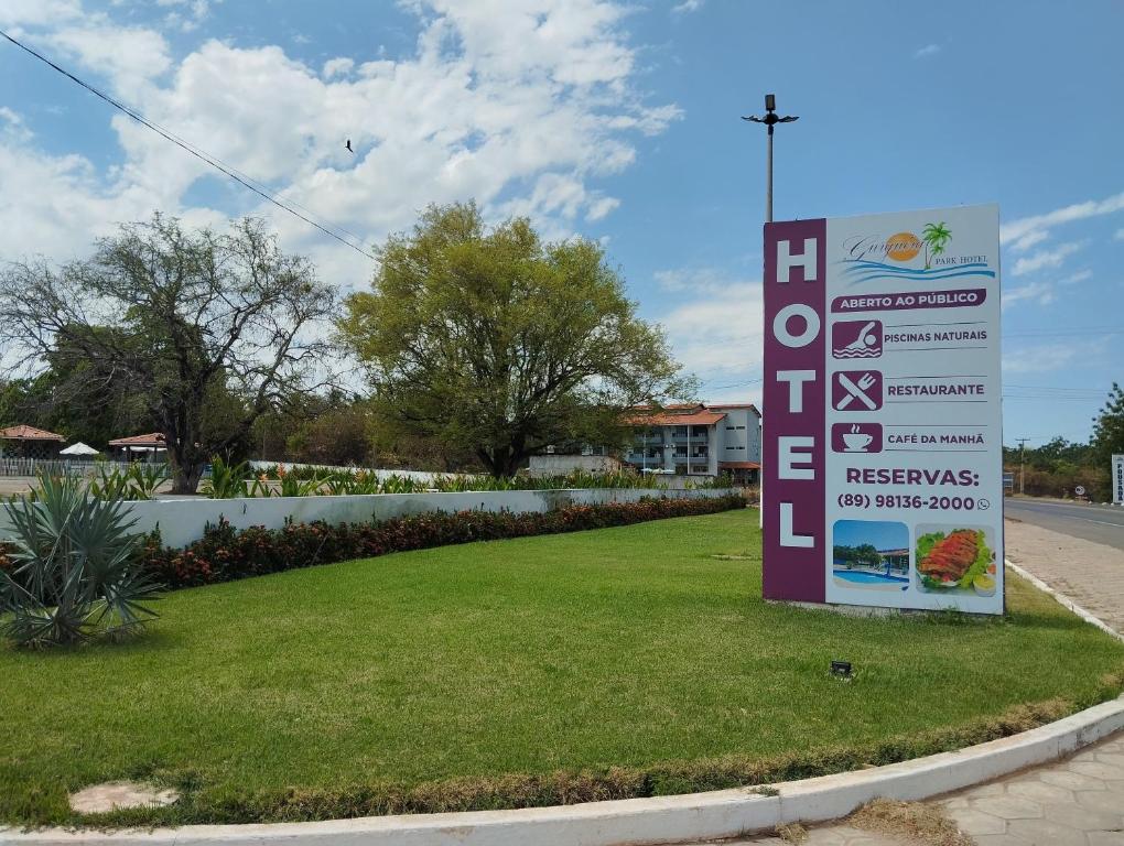 un cartello sull'erba di fronte a un edificio di Gurgueia Park Hotel a Cristino Castro