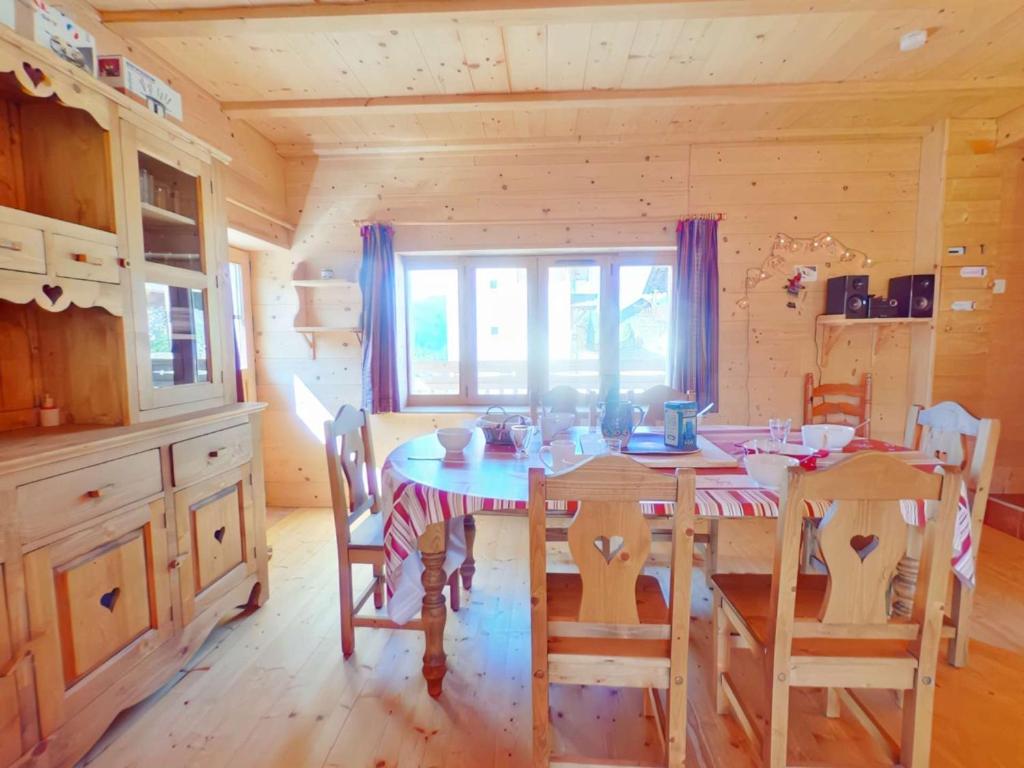 a dining room with a table and chairs at Chalet Hauteluce, 3 pièces, 8 personnes - FR-1-594-63 in Hauteluce