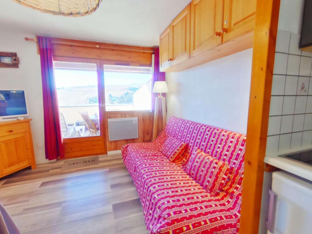 uma sala de estar com um sofá rosa e uma janela em Appartement Les Saisies, 2 pièces, 4 personnes - FR-1-594-129 em Hauteluce