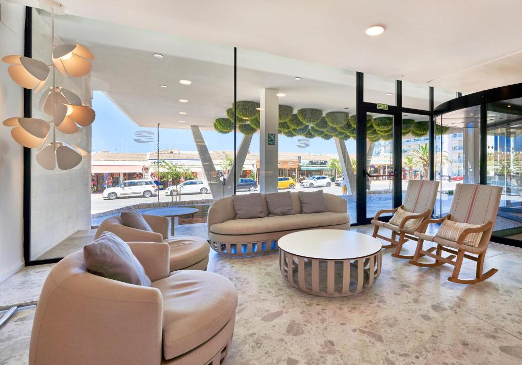 Гостиная зона в Hotel & Spa S'Entrador Playa