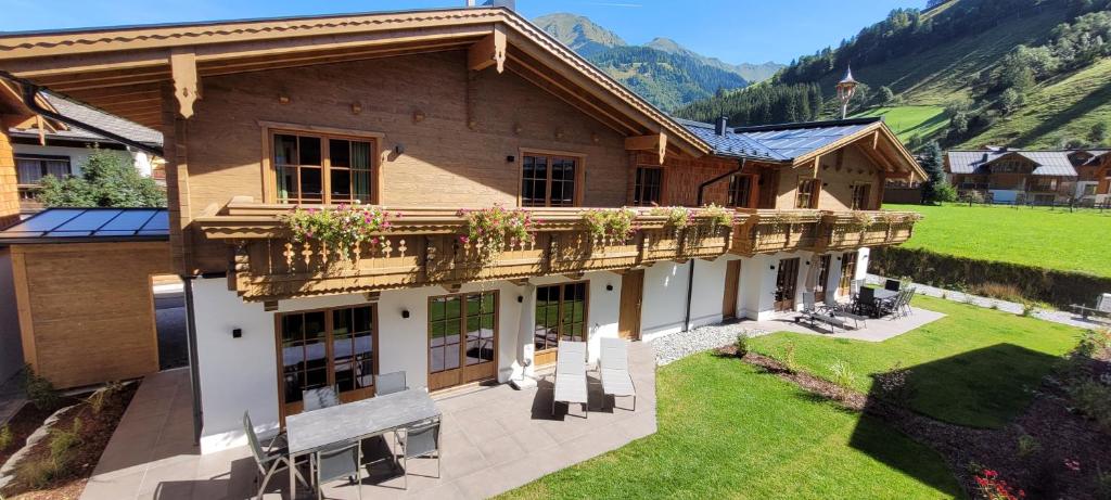 Hochalmbahnen Chalets Rauris 1-19, Maislaufeldweg 1s في راوريس: اطلالة جوية على منزل مع شرفة