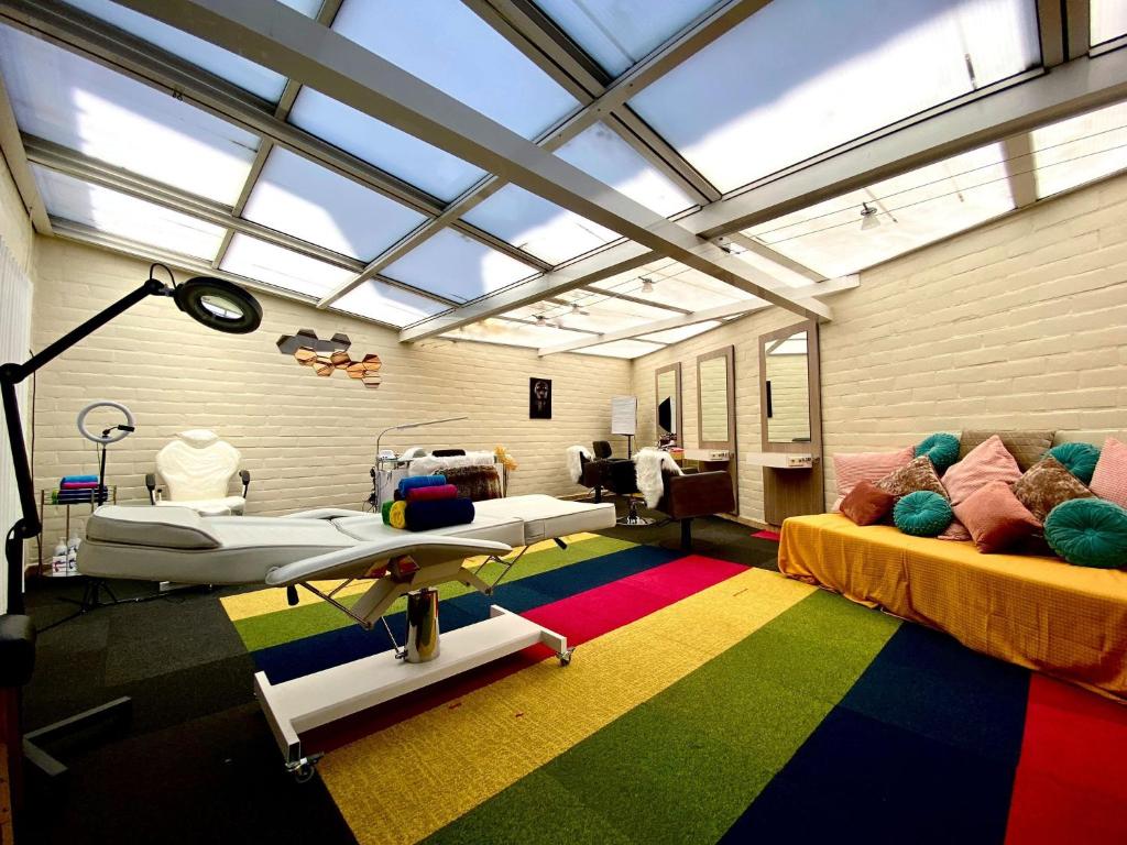 um quarto de hospital com uma cama e um tapete colorido em Aes Sedai Kinetic Spa, Living & Airport Shuttle Services em Antuérpia