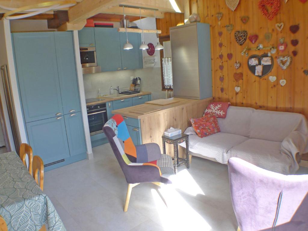 sala de estar con sofá y cocina en Appartement Samoëns, 3 pièces, 6 personnes - FR-1-629-57 en Samoëns